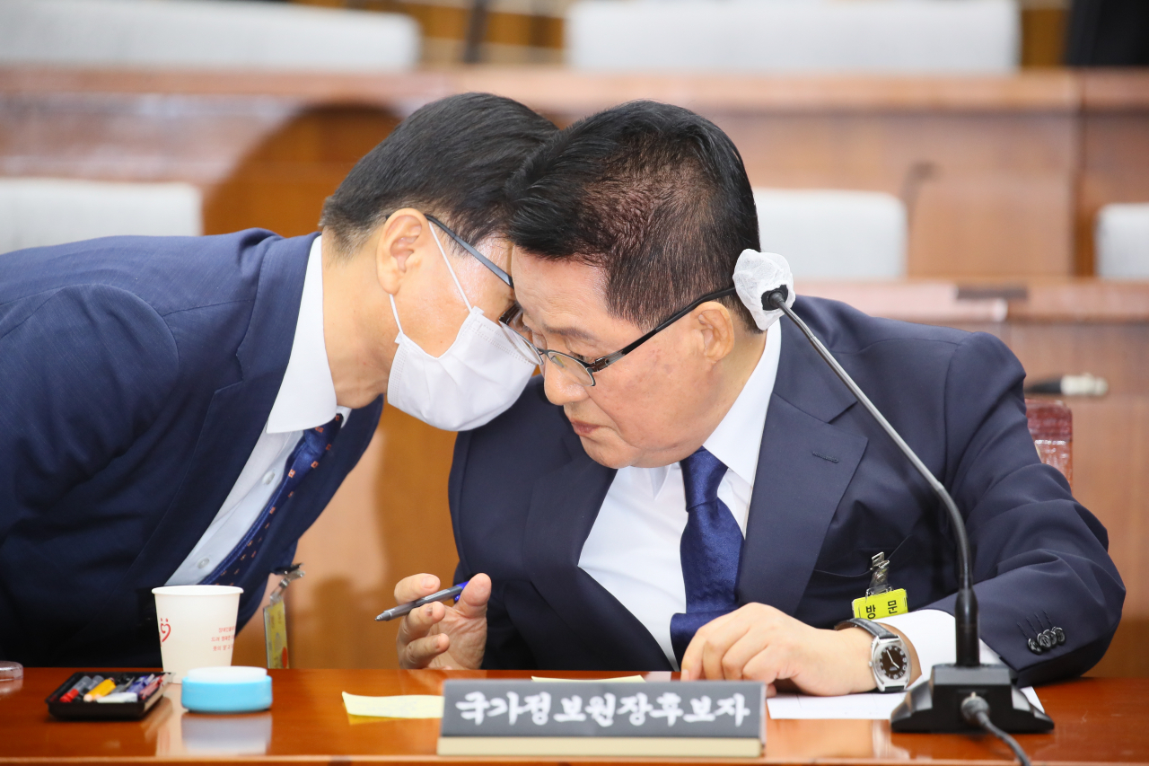박지원 국가정보원장 후보자가 27일 국회에서 열린 정보위원회 인사청문회 도중 관계자와 대화하고 있다. [연합]