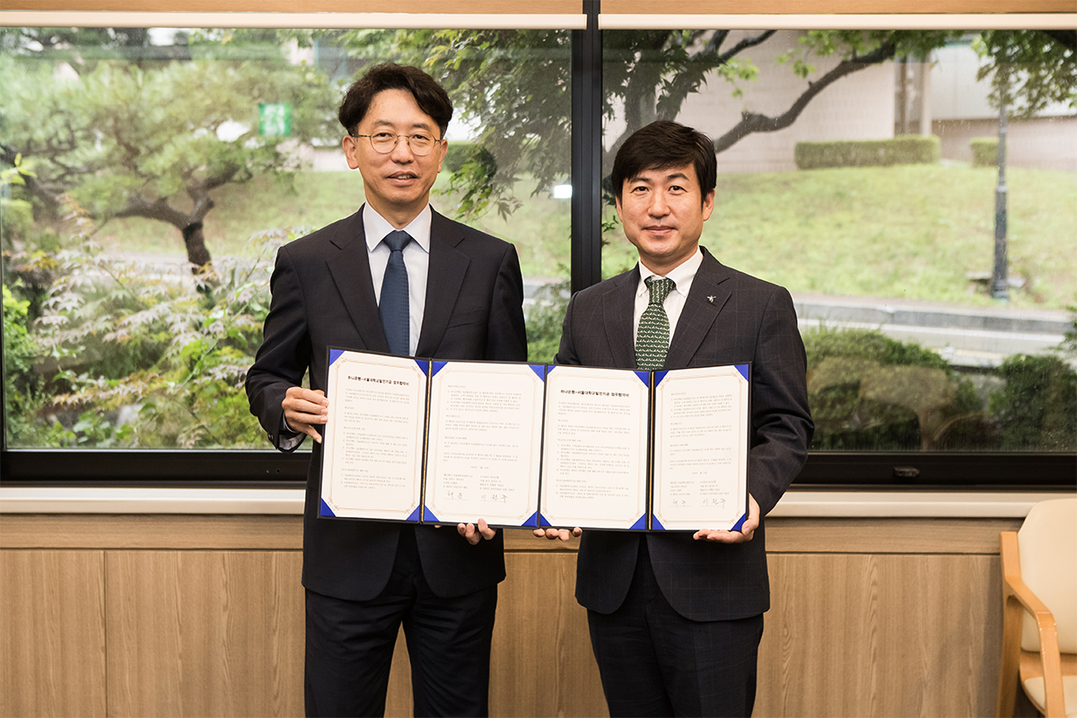 하나은행은 지난 23일 서울대학교 관악캠퍼스에서 (재)서울대학교발전기금과 신탁을 통한 유산기부 확대를 위한 업무협약을 체결했다. 이원주 하나은행 신탁사업단장(오른쪽)과 채준 (재)서울대학교발전기금 상임이사가 기념촬영을 하고 있다. [하나은행 제공]