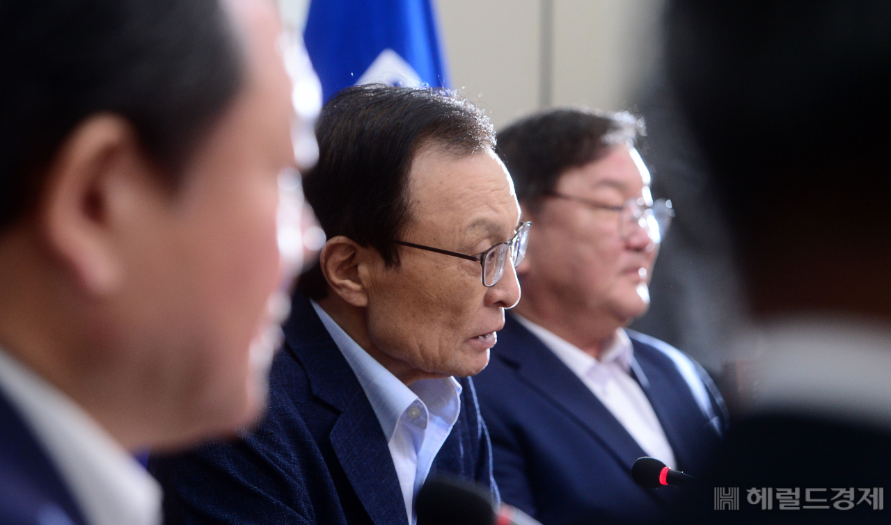 [헤럴드경제=이상섭 기자] 이해찬 더불어민주당 대표가 27일 서울 여의도 국회에서 열린 더불어민주당 최고위원회의에 참석해 현안과 관련한 발언을 하고 있다. babtong@heraldcorp.com