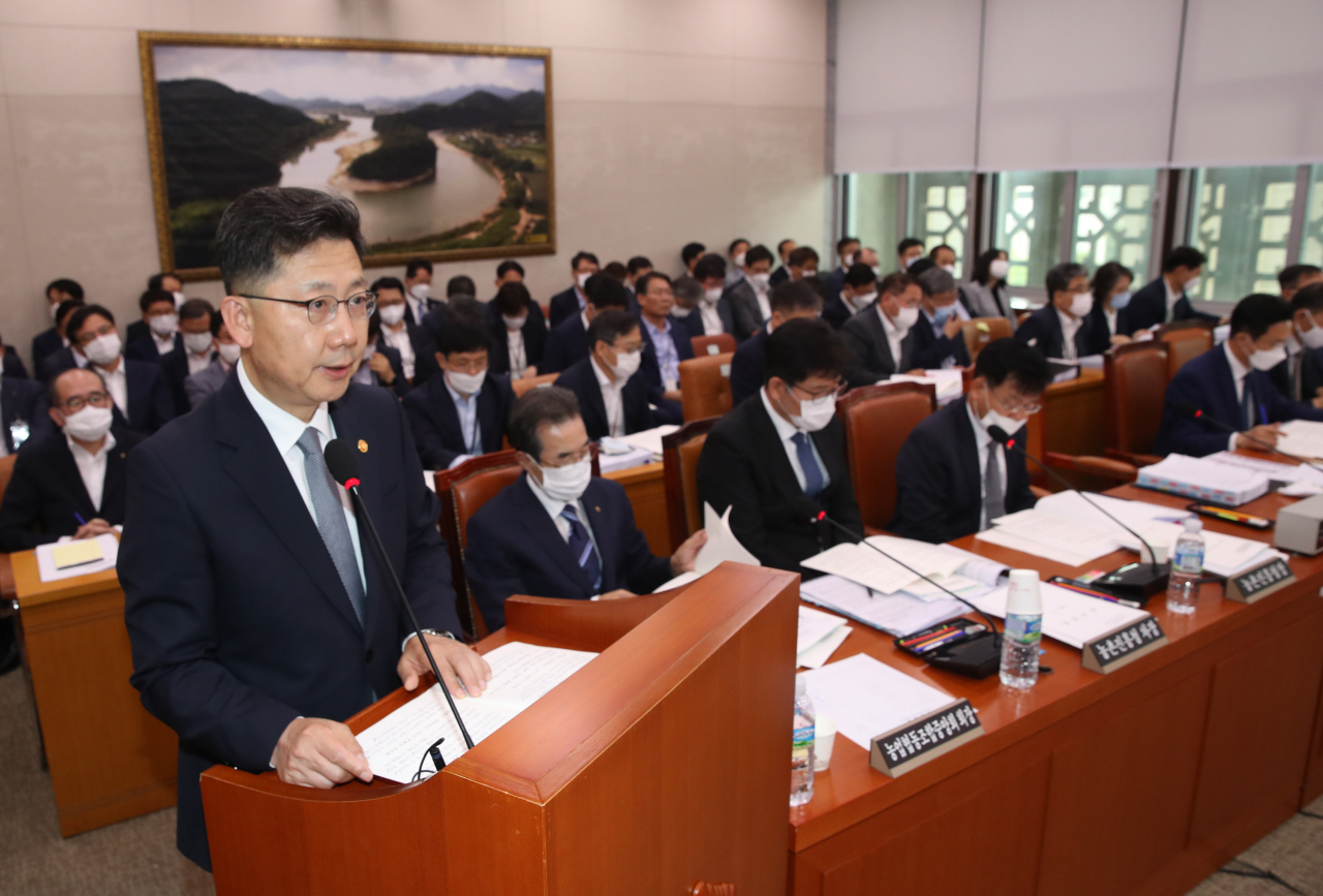 김현수 농림축산식품부 장관이 27일 오전 서울 여의도 국회에서 열린 농림축산식품해양수산위원회 전체회의에서 업무보고를 하고 있다. [연합］