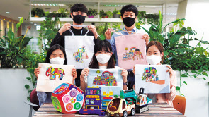 CJ올리브네트웍스 임직원들이 ‘폐현수막 에코백 만들기’와 ‘장난감 수리봉사’를 마치고 기념사진을 촬영하고 있다. [CJ올리브네트웍스 제공]