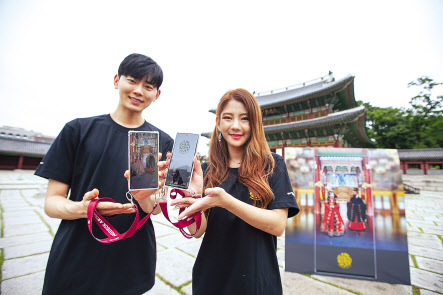 SK텔레콤 홍보모델들이 창덕궁 인정전 앞에서 창덕ARirang 서비스를 체험하는 모습. [SK텔레콤 제공]