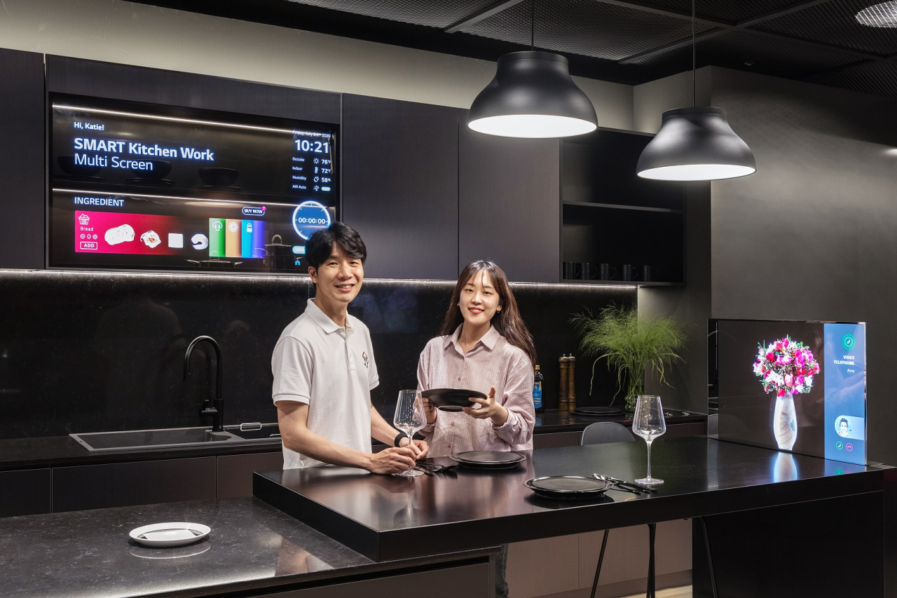 LG디스플레이는 제1회 오픈 이노베이션 포럼을 개최하기 위해 마곡 LG사이언스파크에 가변형 TV, 거울 디스플레이, 투명 디스플레이, 월페이퍼 등 다양한 OLED 제품을 실제로 경험할 수 있도록 OLED 쇼룸을 마련했다. 식탁 한쪽의 투명 팝업 디스플레이와 싱크대 내부를 들여다볼 수 있는 투명 윈도우 디스플레이가 구현된 스마트 키친의 모습. [LG디스플레이 제공]