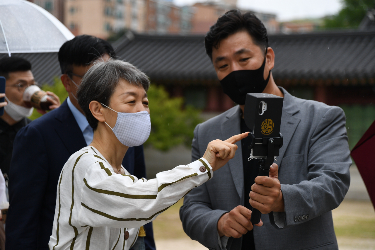 정재숙(왼쪽) 문화재청장이 창덕아리랑(AR-irang) 진입을 시도하고 있다.