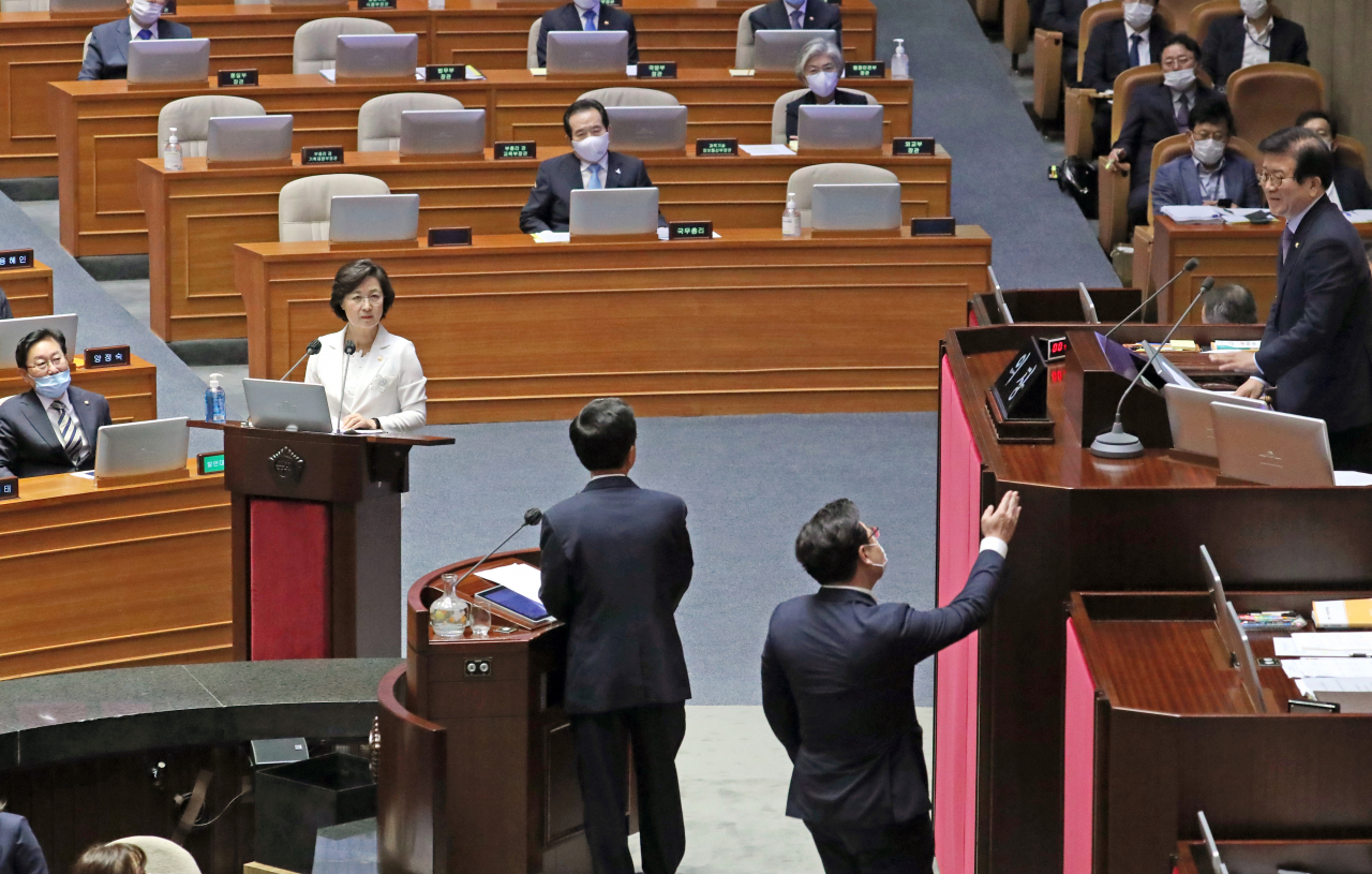 김태흠 미래통합당 의원이 22일 국회 본회의에서 열린 정치·외교·통일·안보에 관한 대정부질문을 하며, 박병석 국회의장에게 추미애 법무부 장관의 답변 태도를 문제 삼고 있다. [연합]