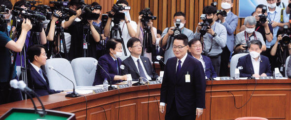 박지원 국가정보원장 후보자가 27일 오전 국회에서 열린 정보위원회 인사청문회장에서 후보자 선서를 마치고 전해철 위원장과 인사후 자리로 향하고 있다. 이상섭 기자