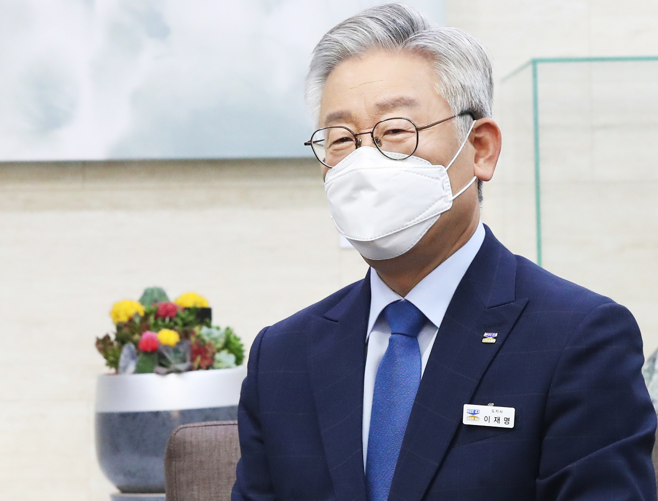 이재명 경기도지사가 27일 오전 경기도 수원시 경기도청에서 더불어민주당 당 대표에 출마한 김부겸 전 의원과 만나 발언하고 있다. [연합]