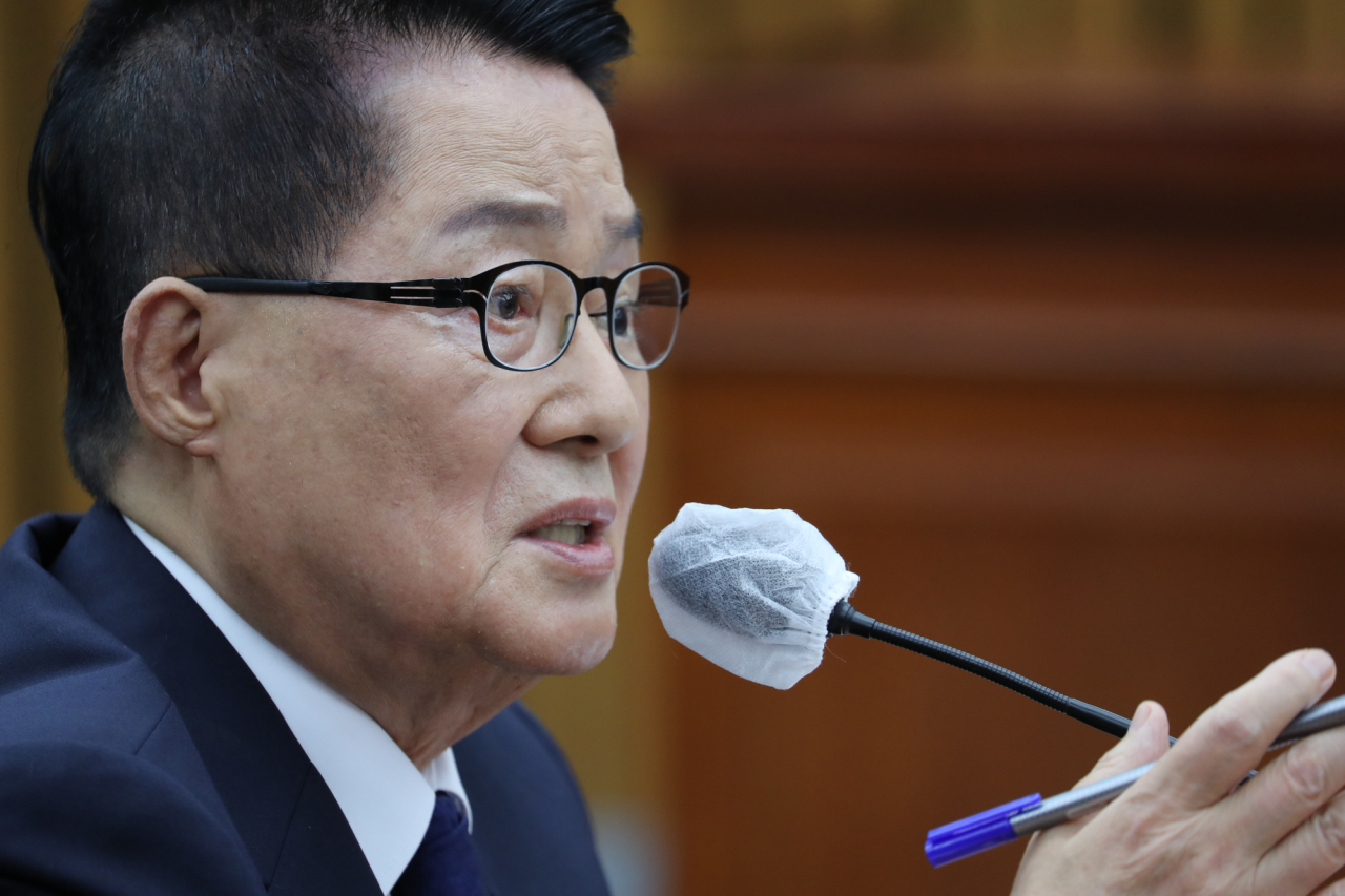 박지원 국가정보원장 후보자가 27일 오후 서울 여의도 국회에서 열린 정보위원회 인사청문회에서 미래통합당 하태경 의원의 질의에 답변하고 있다. [연합]