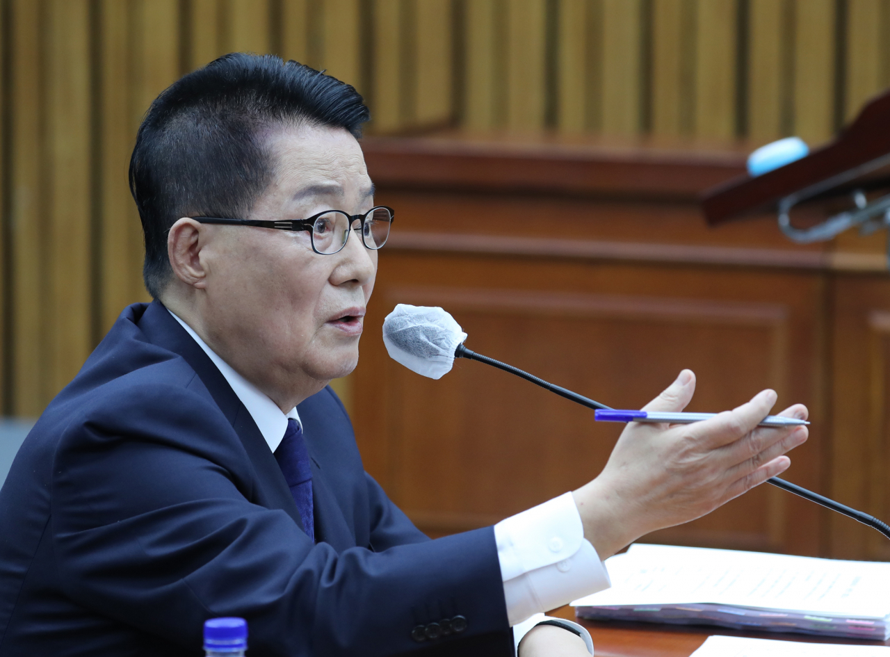 박지원 국가정보원장 후보자가 27일 오후 서울 여의도 국회에서 열린 정보위원회 인사청문회에서 미래통합당 하태경 의원의 질의에 답변하고 있다. [연합]