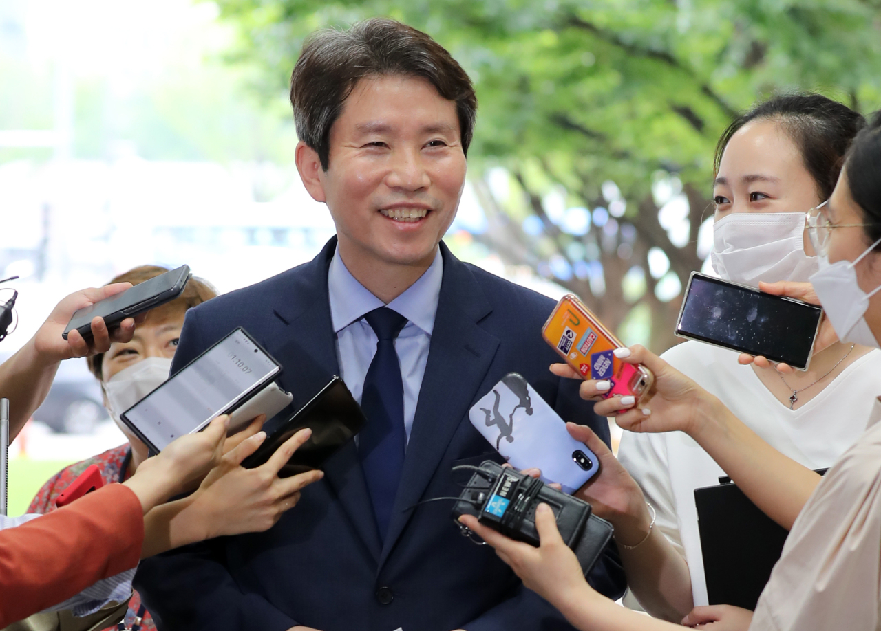 New Unification Minister Lee In-young speaks to reporters as he arrived at the ministry building in central Seoul on Monday. (Yonhap)