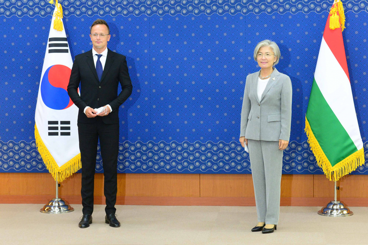 강경화 외교부 장관(오른쪽)과 페테르 씨야르토 헝가리 외교부 장관(왼쪽)이 27일 서울 도렴동 외교부 청사에서 면담을 갖고 기념 촬영을 하고 있다. [외교부 제공]