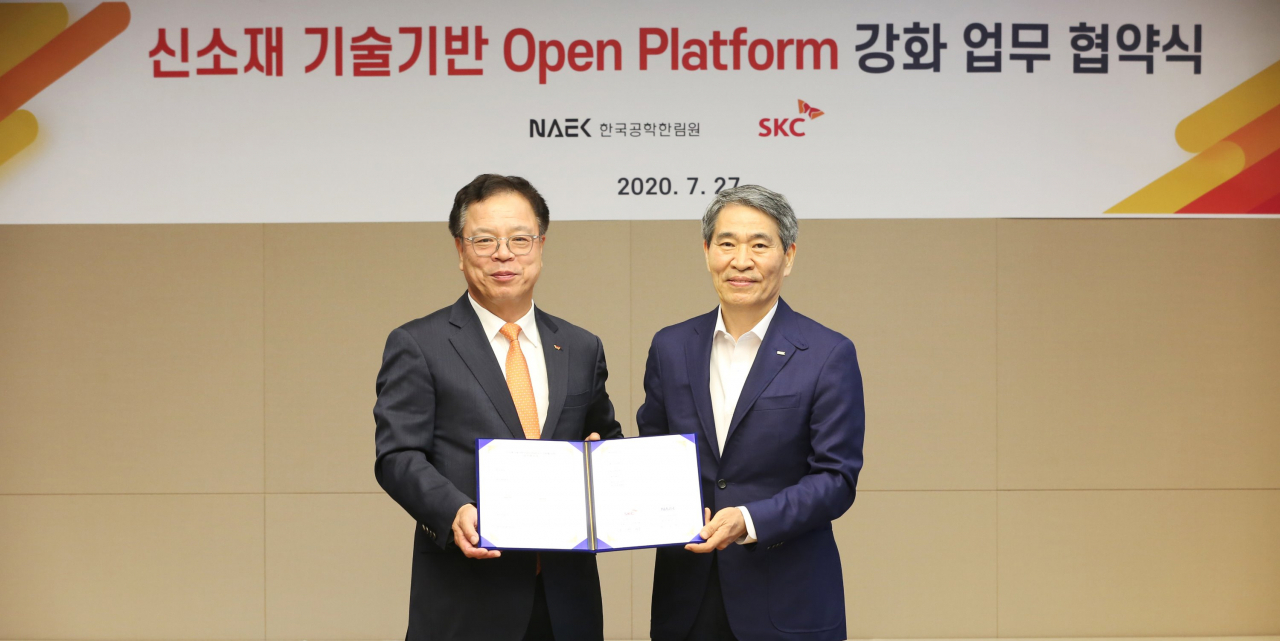 SKC와 한국공학한림원이 27일 서올 종로구 SKC 본사에서 신소재 기술기반 오픈 플랫폼 강화 업무협약을 체결했다. 사진은 업무협약을 체결한 이완재 SKC 사장(왼쪽)과 권오경 한국공학한림원 회장(오른쪽)의 모습. [SKC 제공]