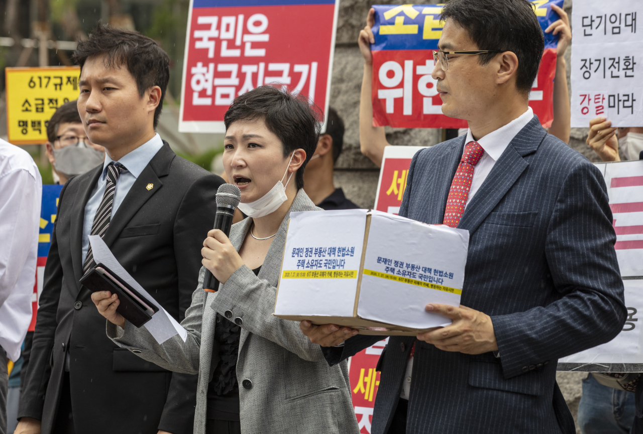 27일 오후 헌법재판소 앞에서 열린 6·17 부동산 대책 헌법소원 기자회견에서 이언주 행동하는자유시민 공동대표(전 미래통합당 의원)가 발언하고 있다. [연합]