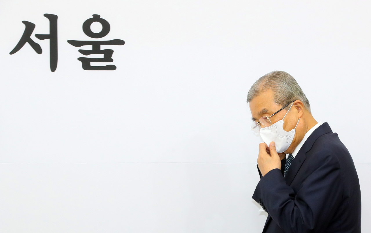 김종인 미래통합당 비상대책위원장이 27일 국회에서 열린 비상대책위원회의에 입장하고 있다. [연합]