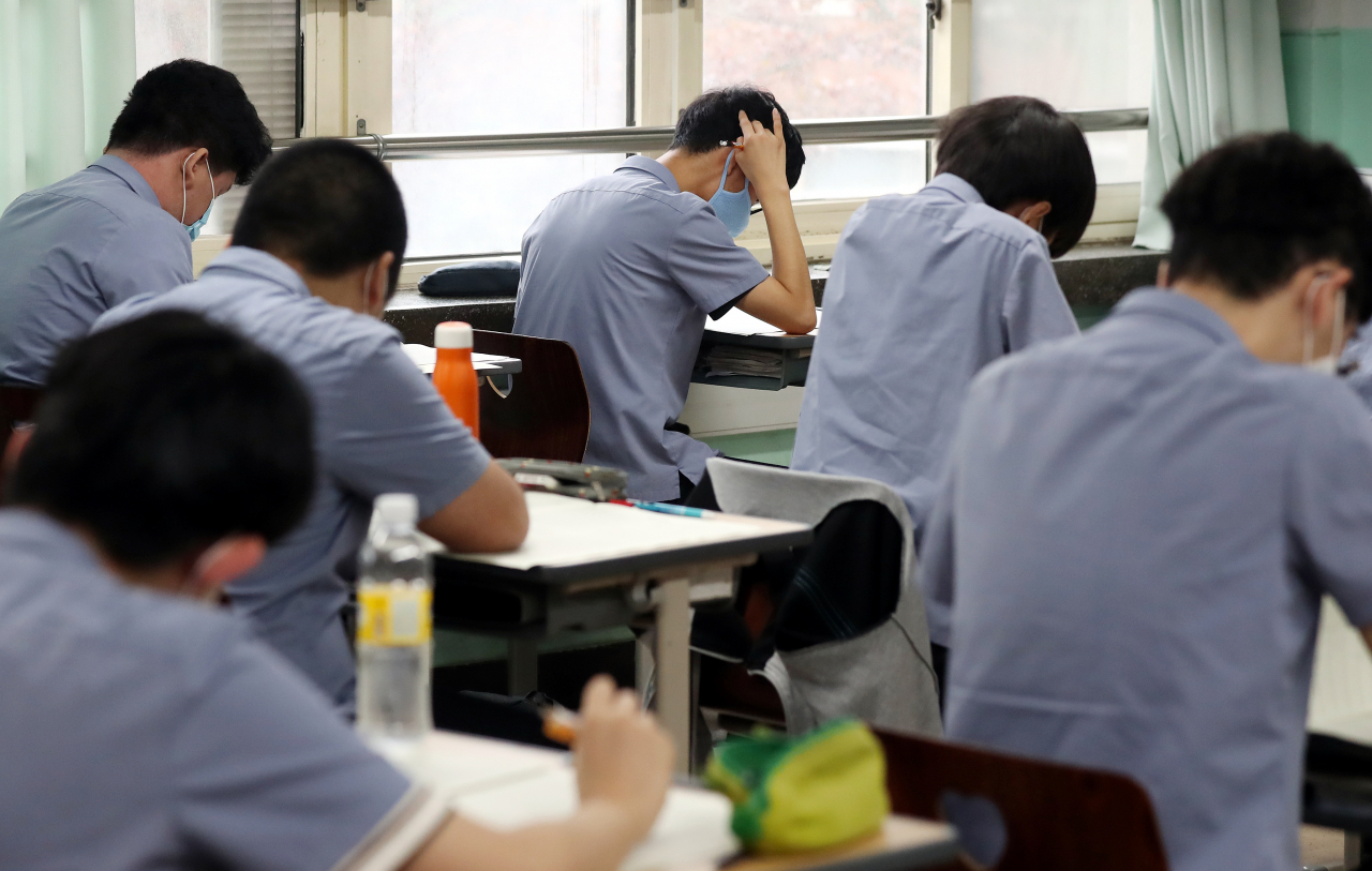 고등학교 3학년 대상 전국연합학력평가 시험일인 22일 오전 학생들이 시험을 치르고 있다. [연합]