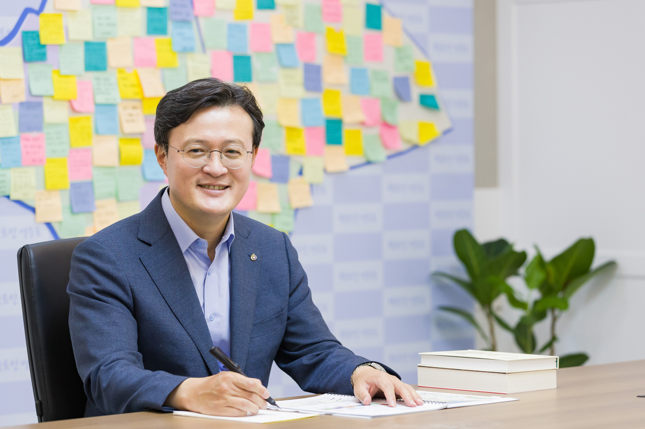 채현일 영등포구청장은 38만 구민을 위한 적극적인 발품행정으로 영등포의 무한한 잠재력과 자긍심을 깨워 서남권 종가댁의 옛 명성을 반드시 되찾겠다고 자신했다. [영등포구 제공]