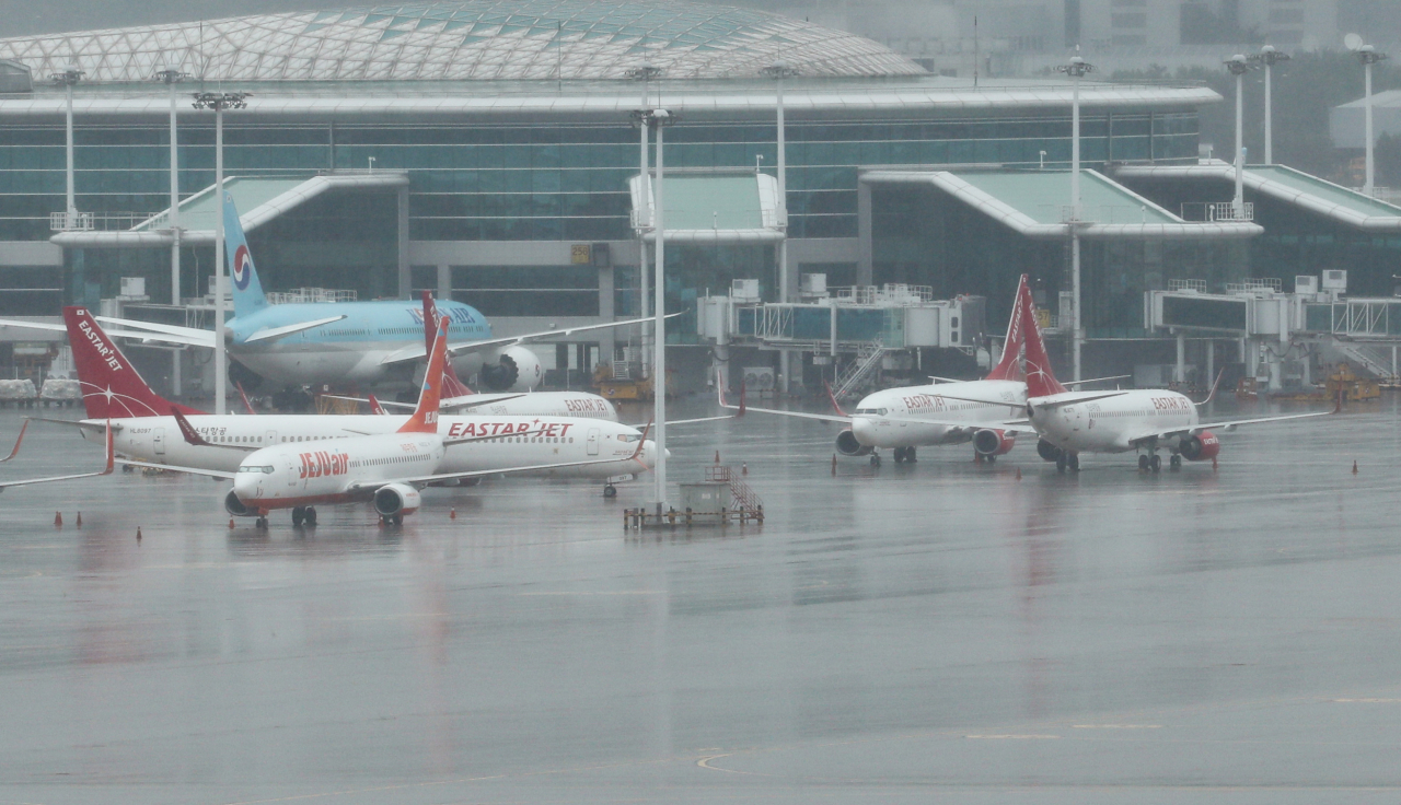 인천국제공항 주기장에 멈춰서 있는 제주항공과 이스타항공 여객기. [연합]