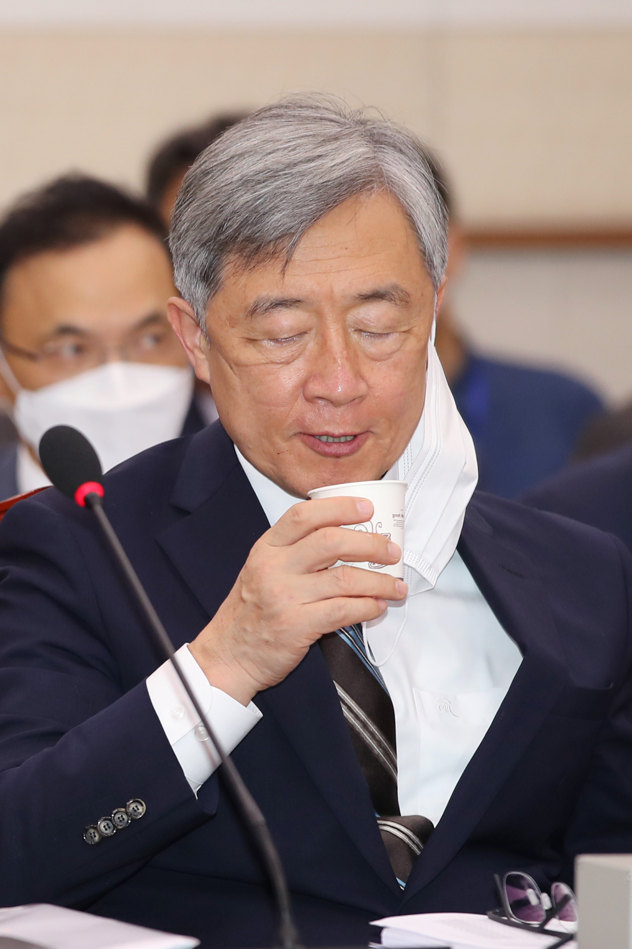 최재형 감사원장이 27일 오전 국회 법제사법위원회 전체회의에 참석해 물을 마시고 있다. [연합]