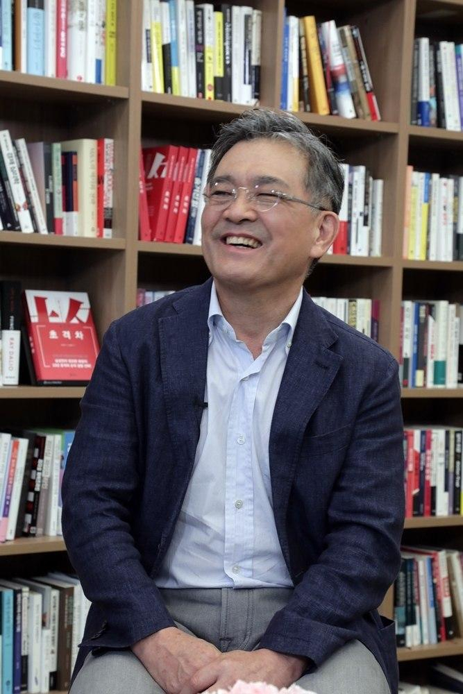 권오현 삼성전자 상임고문(전 종합기술원 회장)이 28일 64메가 D램 시제품을 생산일을 기념해 사내 인터뷰를 가졌다. 권 고문은 삼성의 반도체 성공에는 그룹 총수의 헌신과 강력한 리더십이 크게 작용했다고 강조했다. [삼성전자 제공]