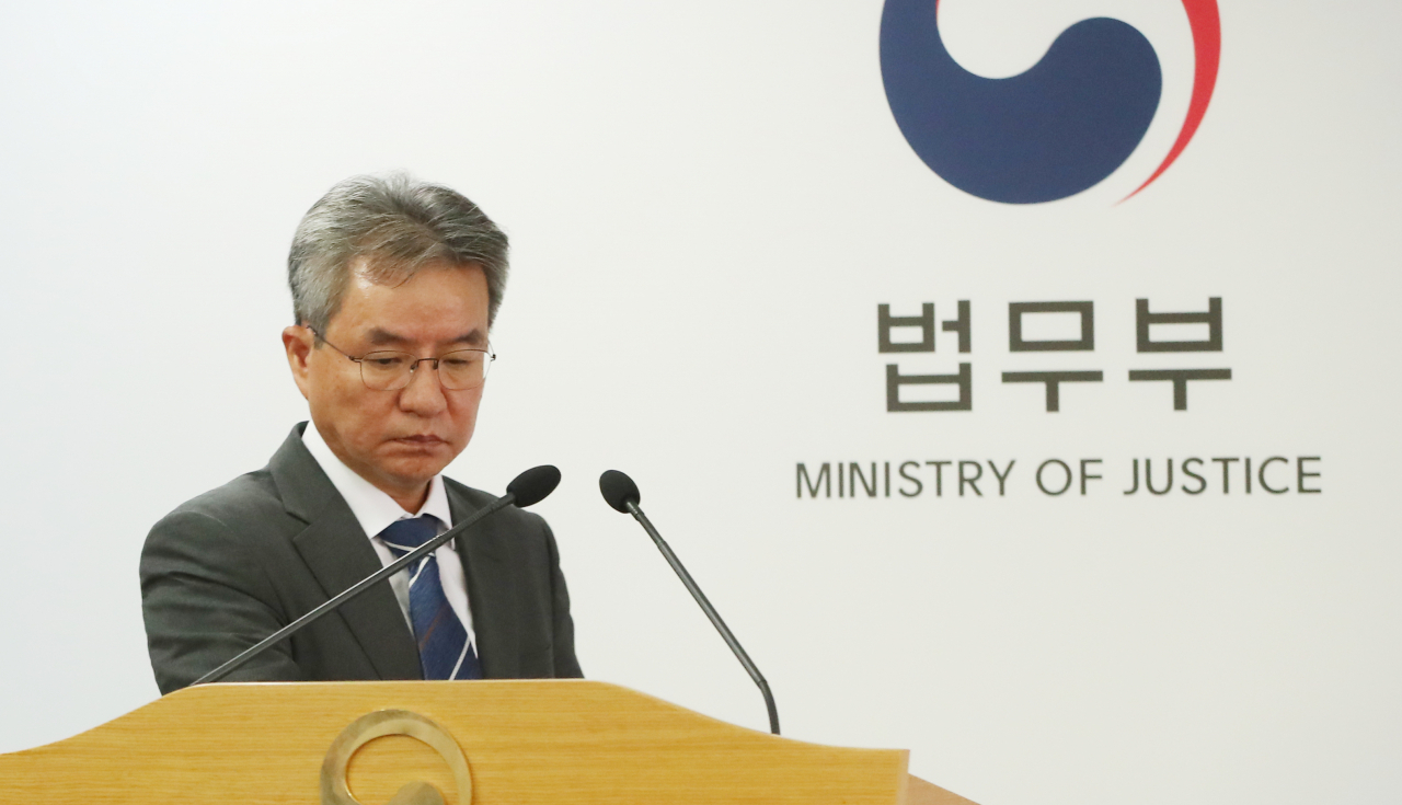 법무·검찰개혁위원회 김남준 위원장이 27일 오후 정부과천청사 내 법무부에서 제43차 회의를 마친 뒤 결과를 발표하기 위해 회견장에 들어서고 있다. [연합]