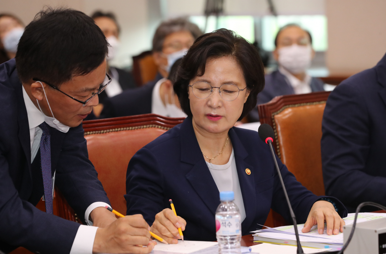 추미애 법무부 장관이 27일 오후 열린 국회 법사위 전체회의에서 답변준비를 하고 있다. [연합]