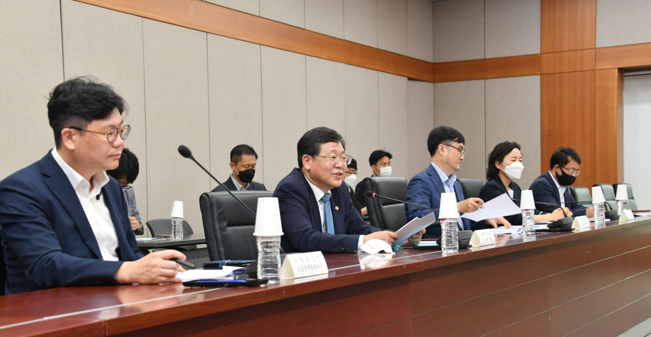 안일환(앞줄 왼쪽 두번째) 기획재정부 차관이 28일 서울 여의도 산업은행 별관에서 열린 '4차산업 한국판 뉴딜 공공기관 현장성과 창출 확산 간담회'를 주재하며 모두발언을 하고 있다. [기획재정부 제공］