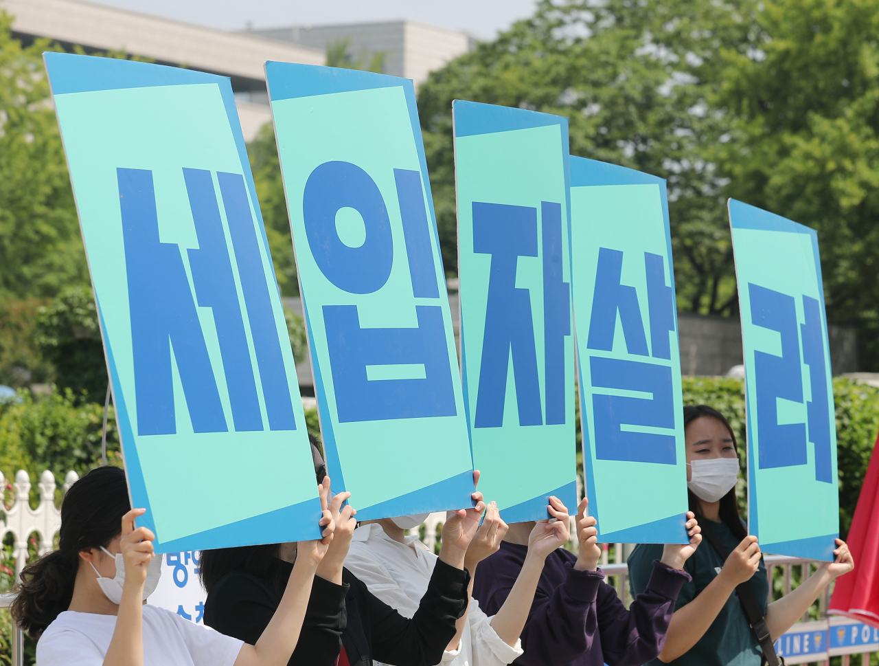 16일 오전 서울 여의도 국회 앞에서 주택임대차보호법개정연대 회원들이 주택임대차보호법 개정을 촉구하는 기자회견을 열고 '세입자 살려'가 적힌 손팻말을 들고 있다. [연합뉴스]