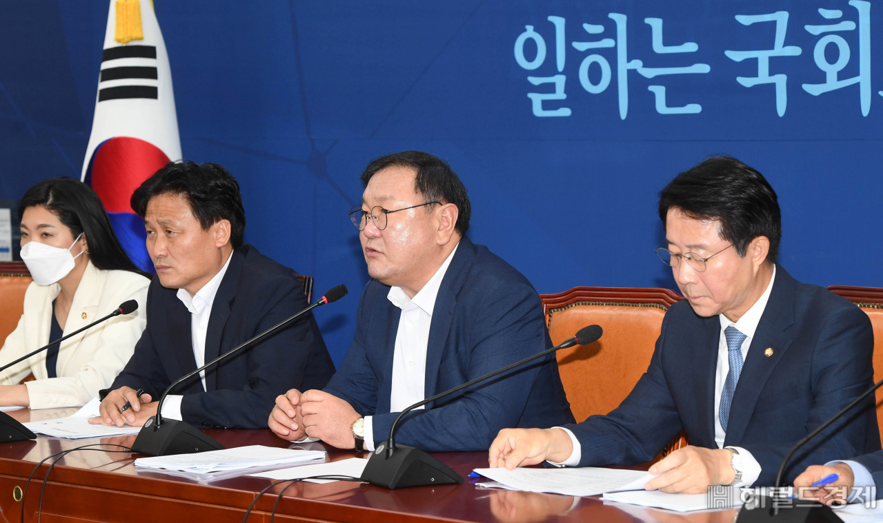 [헤럴드경제=이상섭 기자] 김태년 더불어민주당 원내대표가 28일 오전 서울 여의도 국회에서 열린 원내대책회의에 참석해 현안과 관련한 발언을 하고 있다. babtong@heraldcorp.com