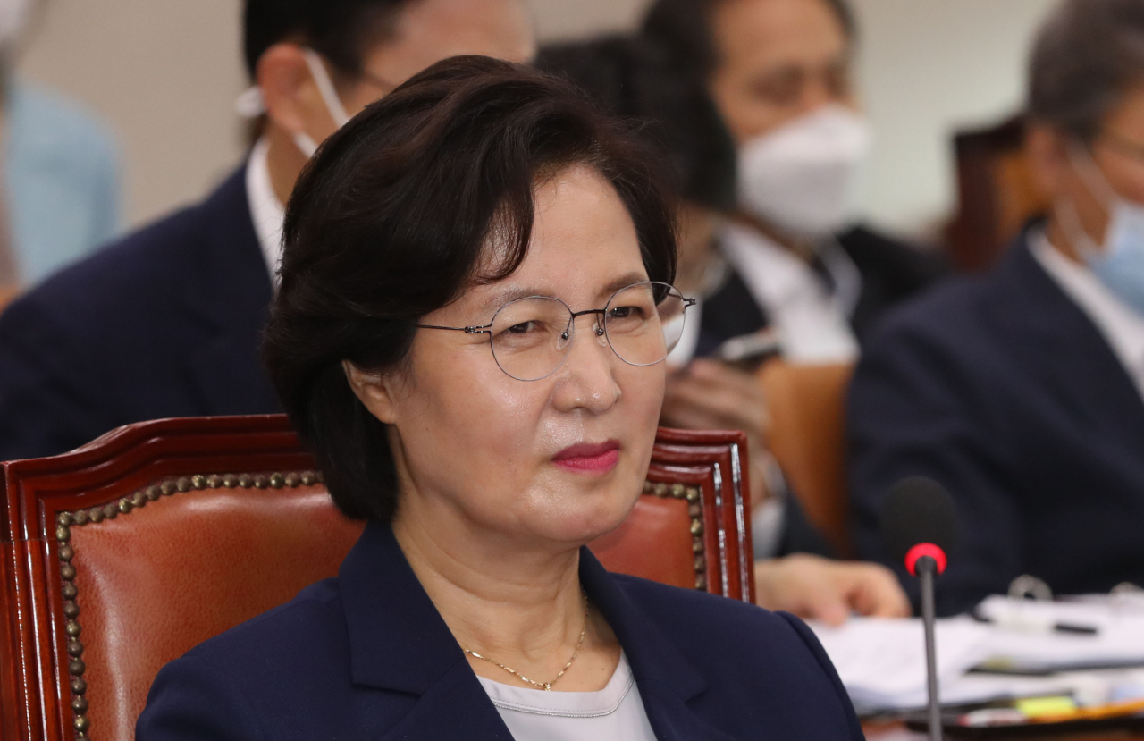 추미애 법무부 장관이 27일 오후 열린 국회 법사위 전체회의에서 자료제출 요구와 관련한 의원들의 의사진행 발언을 듣고 있다. [연합]
