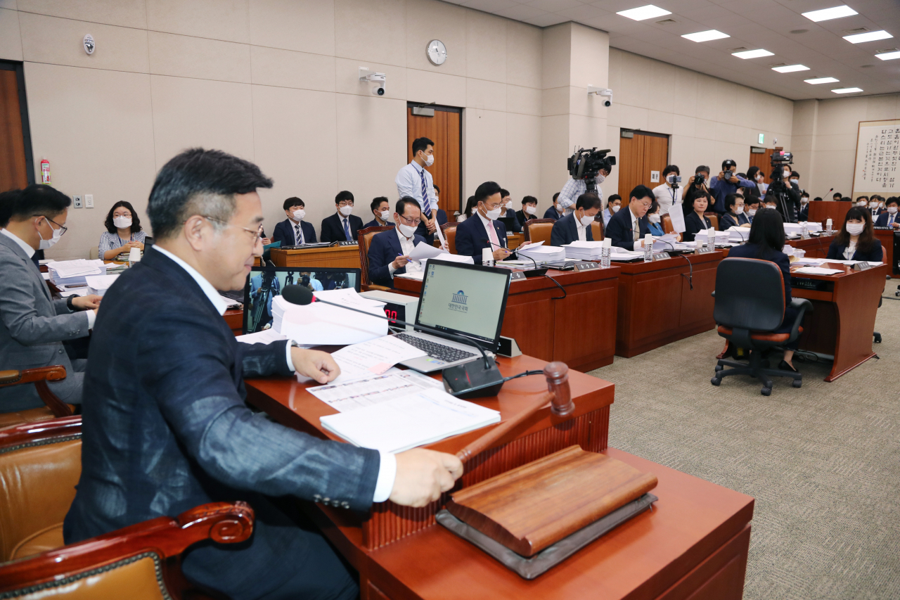 27일 오전 서울 여의도 국회에서 열린 법제사법위원회 전체회의에서 의사봉을 두드리는 윤호중 법사위원장 뒤로 미래통합당 의원들이 참석해있다. [연합]