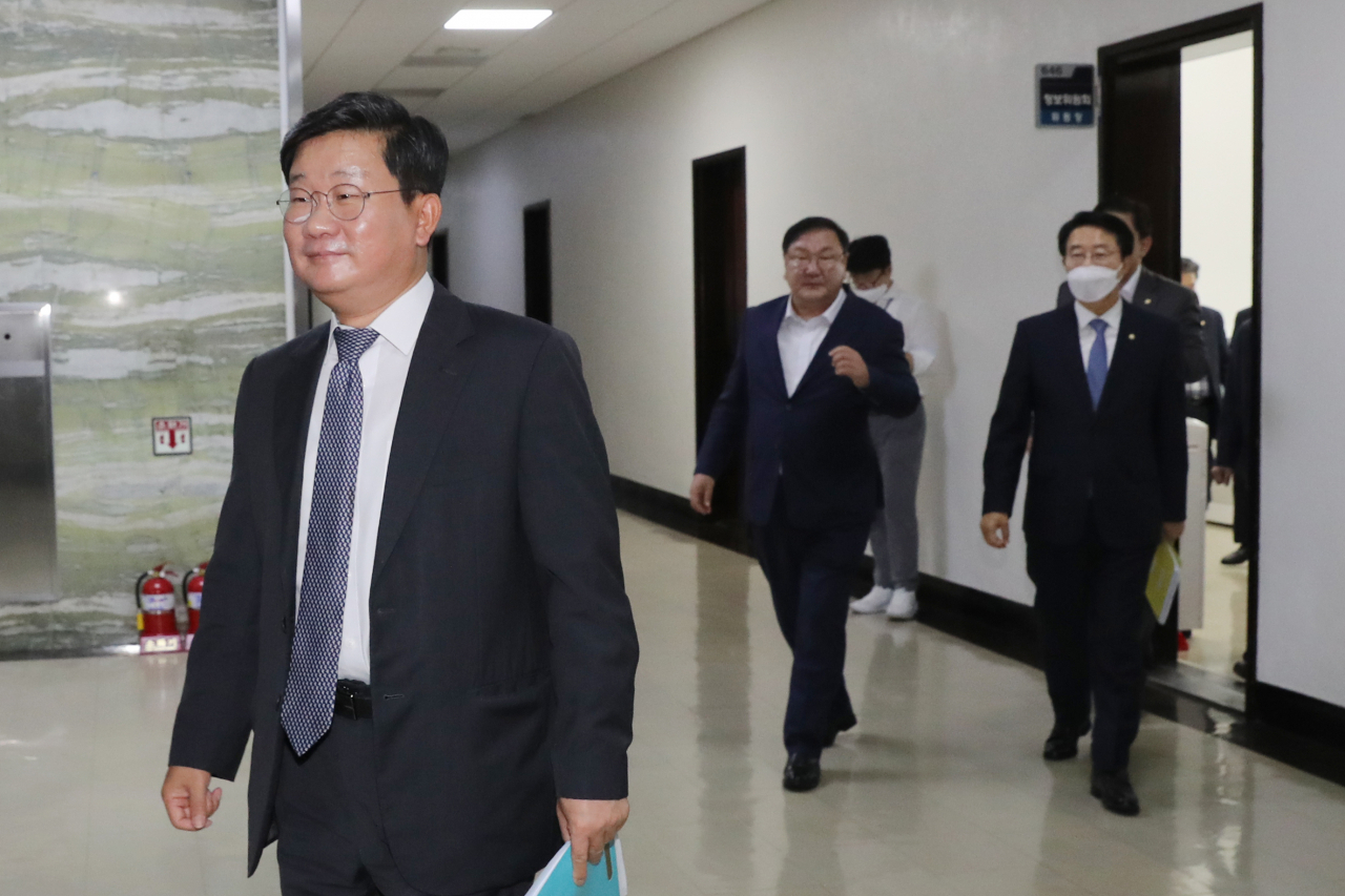 전해철 국회 정보위원회 위원장과 김태년 더불어민주당 원내대표, 조정식 정책위의장 등이 28일 국회에서 열린 정보위 전체회의에 참석하고 있다. [연합]