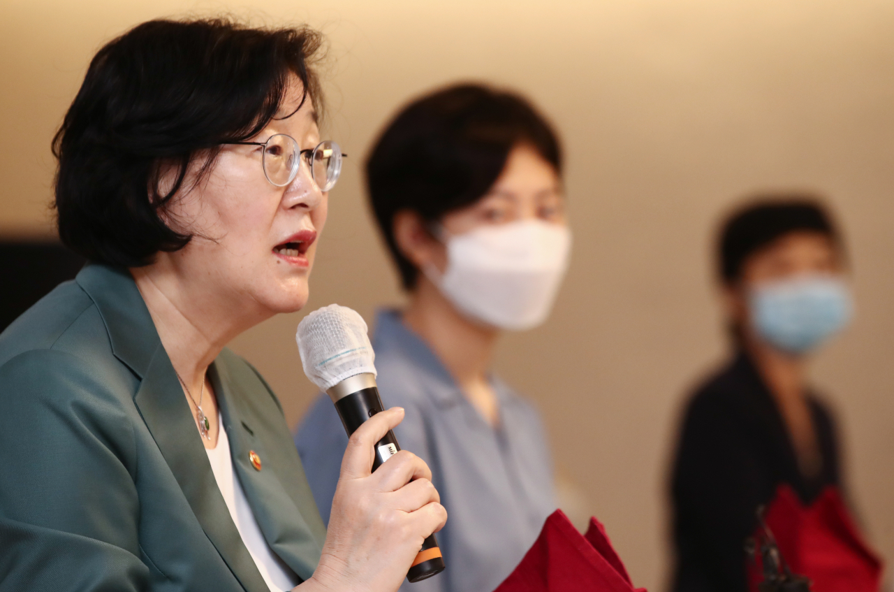 이정옥 여성가족부 장관이 지난 23일 오후 정부서울청사 국무위원 식당에서 열린 20&sim;30대 여성들과 ‘성 평등 조직문화 논의 간담회’에 참석해 발언하고 있다. [연합]