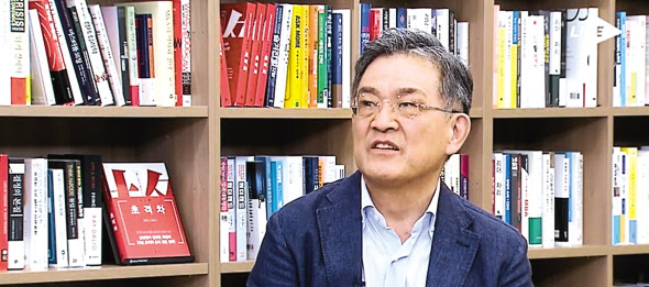 권오현 삼성전자 상임고문(전 종합기술원 회장)이 28일 64메가 D램 시제품 생산일을 기념해 가진 사내 인터뷰에서 삼성의 반도체 성공에는 그룹 총수의 헌신과 강력한 리더십이 크게 작용했다고 강조했다. [삼성전자 제공]