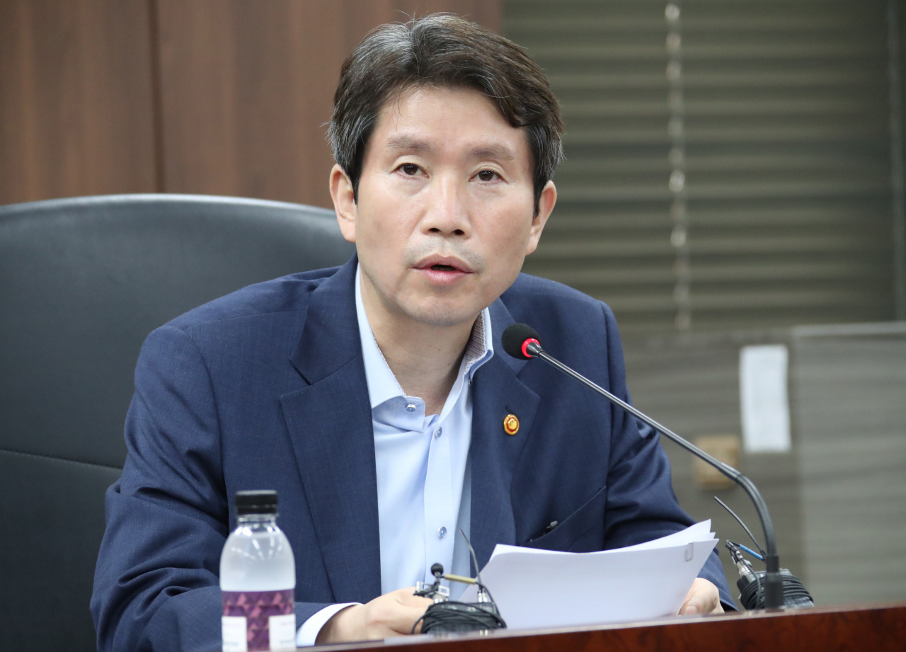 이인영 신임 통일부장관은 28일 오전 정부서울청사에서 서호 차관을 비롯한 실국장들과 첫 브레인스토밍을 갖고 통일부의 적극적, 능동적 변화를 주문했다. [연합]