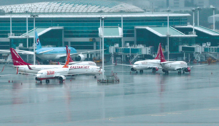 인천국제공항 주기장에 멈춰서 있는 제주항공과 이스타항공 여객기. [연합]