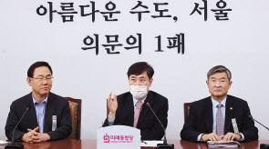 미래통합당 소속 하태경(가운데) 정보위원회 야당측 간사가 28일 주호영(왼쪽) 통합당 원내대표 등과 함께 국회에서 박지원 국정원장 후보자 임명 유보 요구 기자회견을 하고 있다. 이상섭 기자