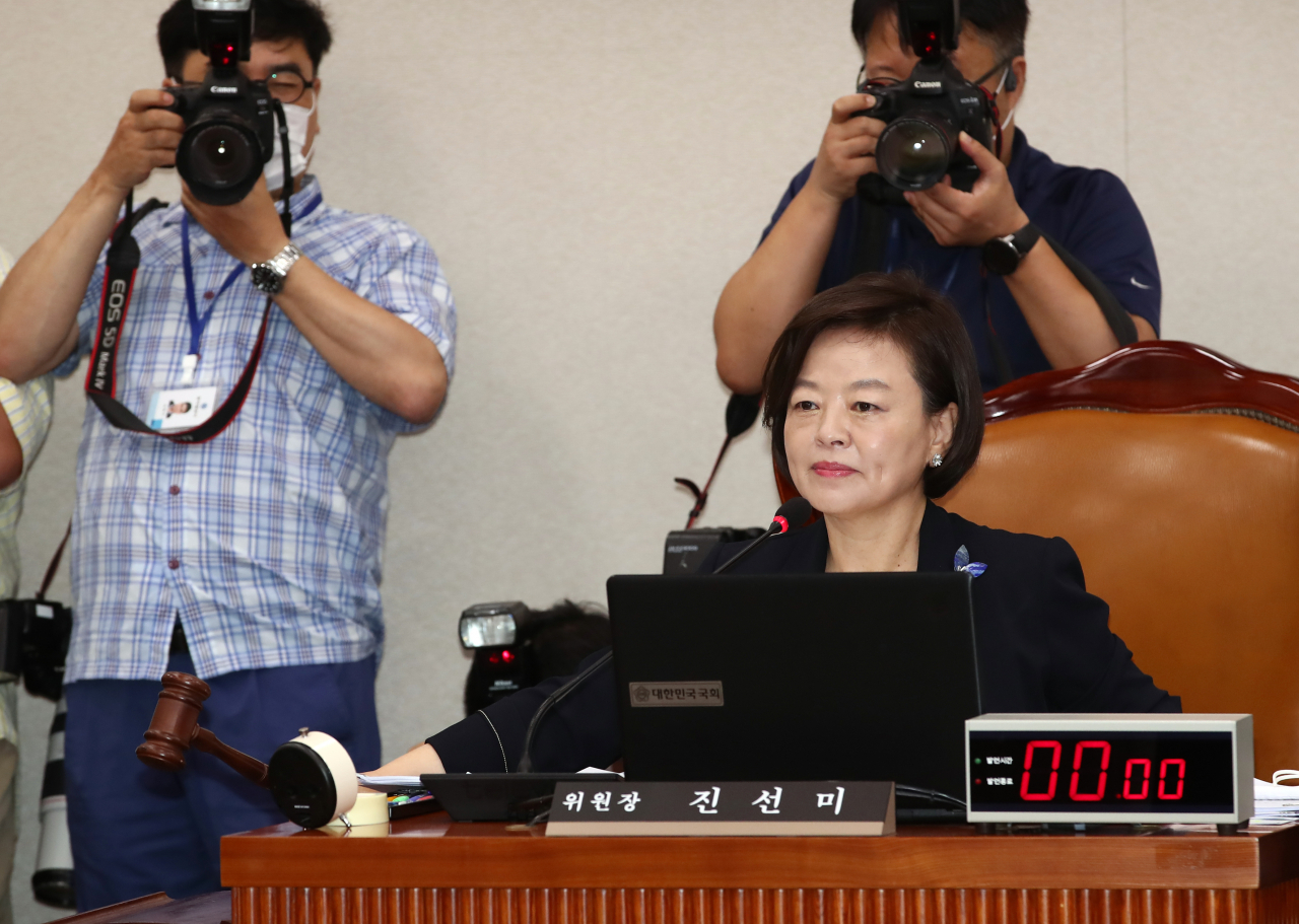 진선미 국회 국토교통위원장이 28일 국회에서 열린 국토교통위 전체회의에서 의사봉을 두드리고 있다. [연합]