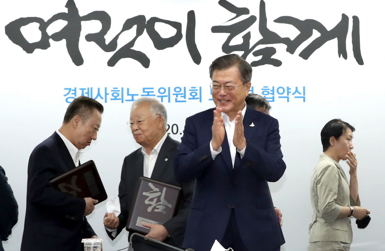 문재인 대통령이 28일 서울 종로구 경사노위 대회의실에서 열린 노사정 협약식 서명을 마친 노사정 주체들과 기념촬영을 마친 후 박수치고 있다. [연합]