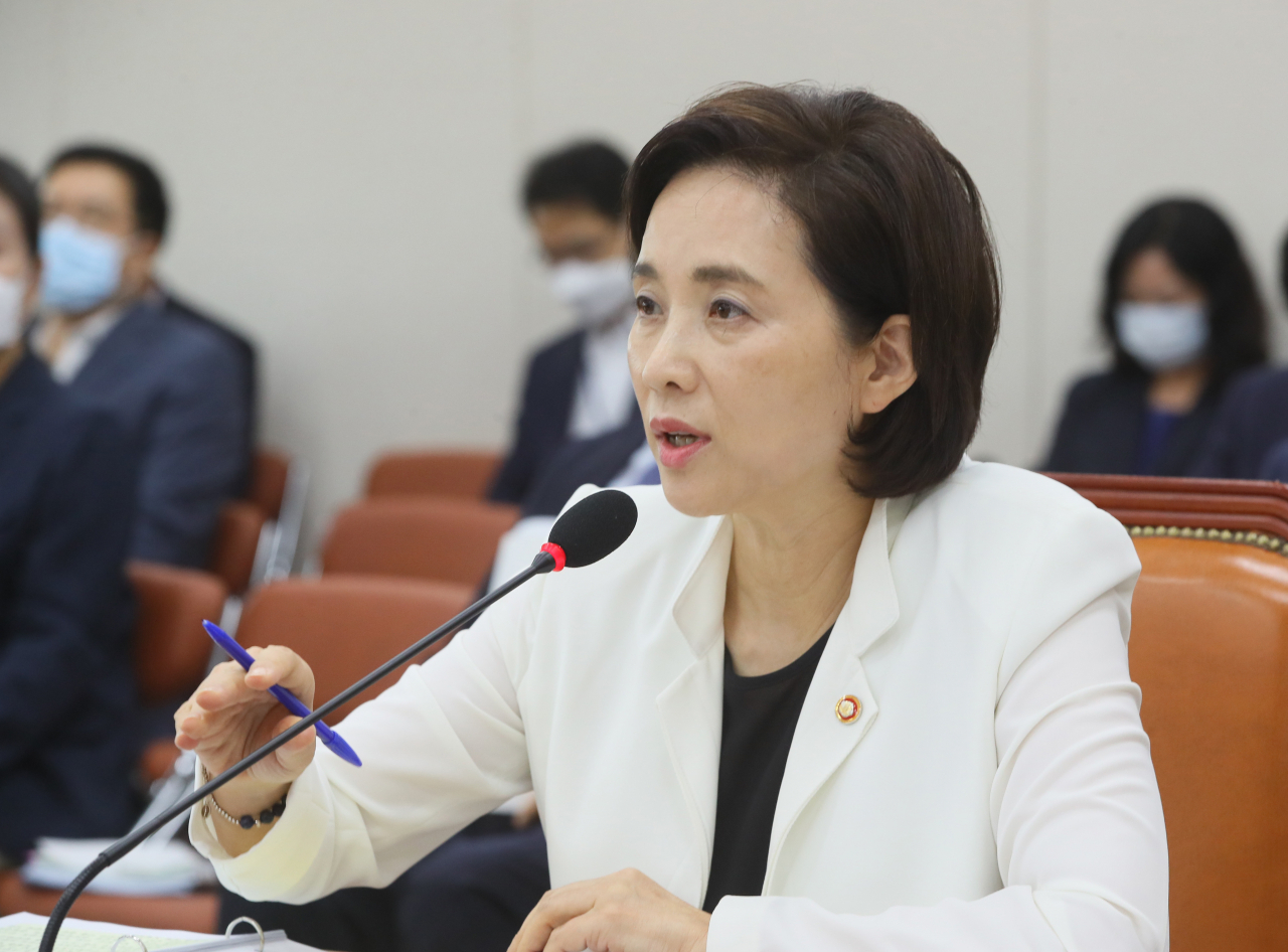 유은혜 교육부 장관이 28일 국회 교육위원회 전체회의에서 질의에 답변하고 있다. [연합]