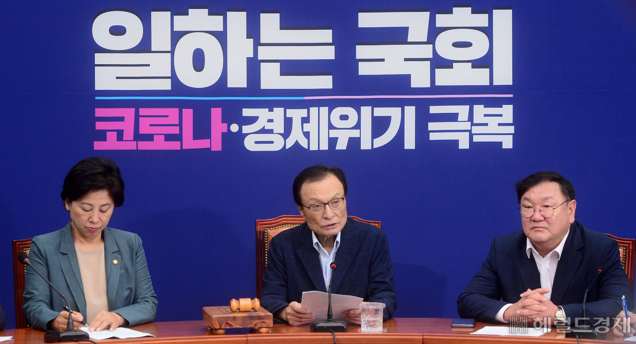 [헤럴드경제=이상섭 기자] 이해찬 더불어민주당 대표가 27일 서울 여의도 국회에서 열린 더불어민주당 최고위원회의에 참석해 현안과 관련한 발언을 하고 있다. babtong@heraldcorp.com