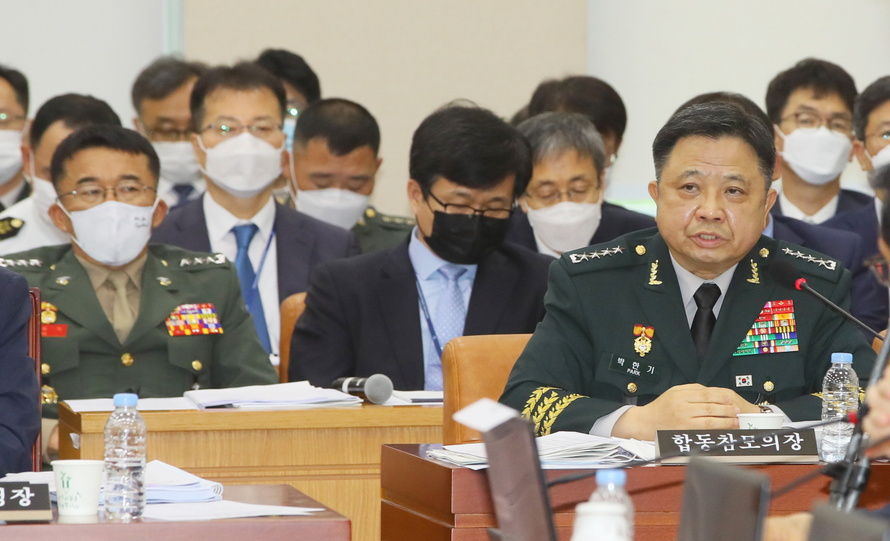 박한기 합동참모본부장(오른쪽)이 28일 국회 국방위원회 전체회의에서 탈북민 김모 씨의 월북과 관련한 질의에 답변하고 있다.[연합]