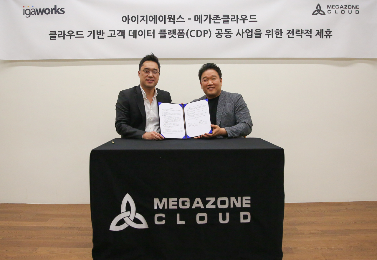 마국성(왼쪽) 아이지에이웍스 대표와 조원우 메가존클라우드 공동대표가 ‘클라우드 기반 고객 데이터 플랫폼(CDP) 공동 사업을 위한 전략적 제휴’를 맺은 뒤 기념 사진을 촬영하고 있다. [메가존 클라우드 제공]