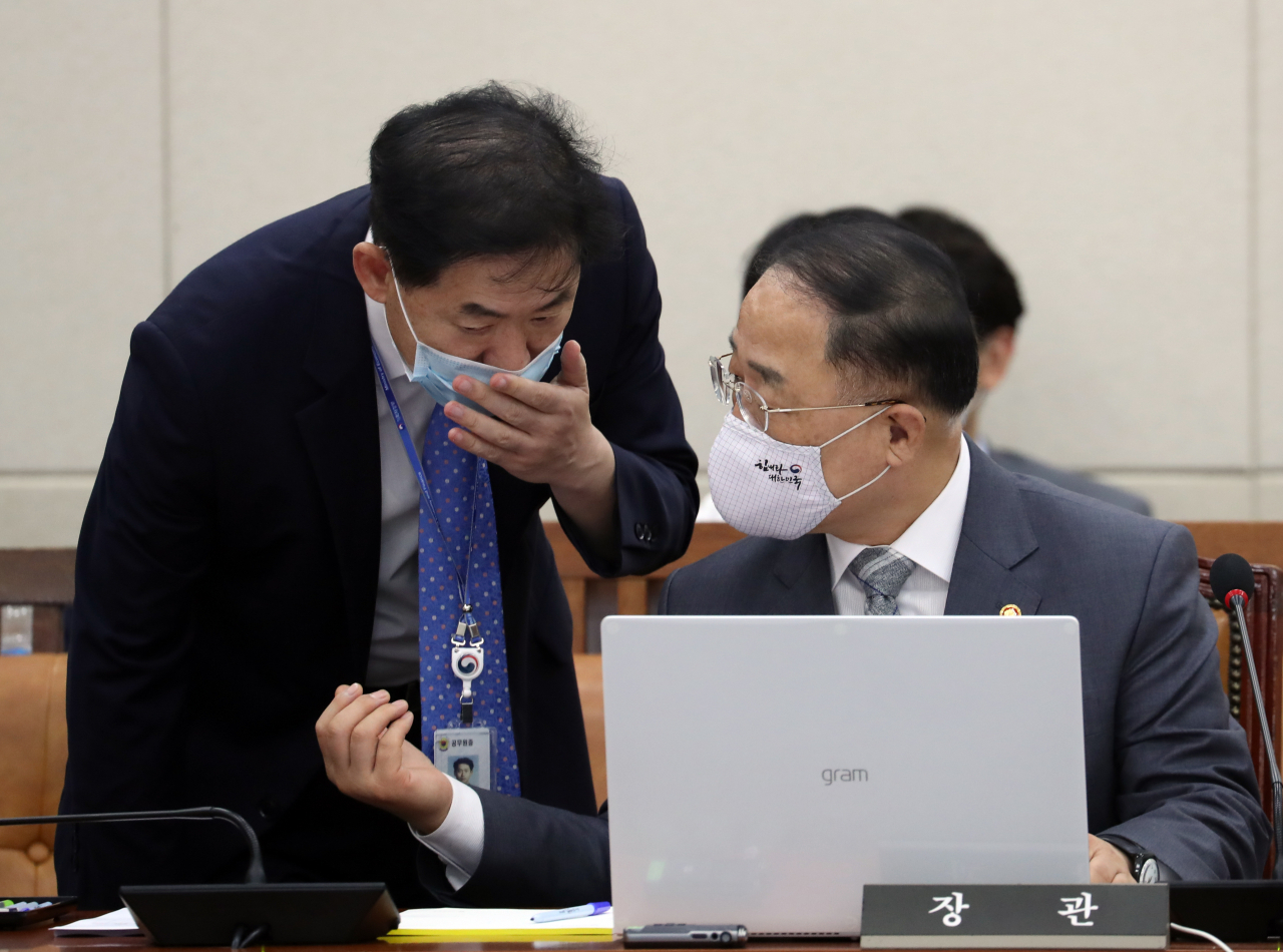 홍남기 경제부총리 겸 기획재정부 장관이 28일 오전 서울 여의도 국회에서 열린 기획재정위원회 전체회의에서 관계자와 대화하고 있다. [연합]