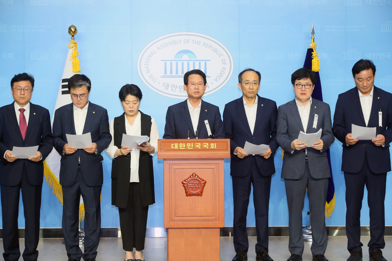 국회 기획재정위원회 소속 미래통합당 류성걸 간사, 추경호, 윤희숙, 서일준 의원 등이 28일 국회 소통관 기자회견장에서 더불어민주당의 종부세법 등 부동산 세법 상정을 규탄하며 성명서를 발표하고 있다. [연합]