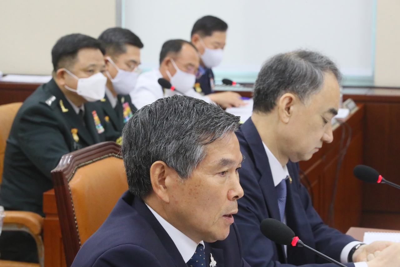 정경두 국방부 장관이 28일 국회 국방위원회 전체회의에서 답변하고 있다.[연합]