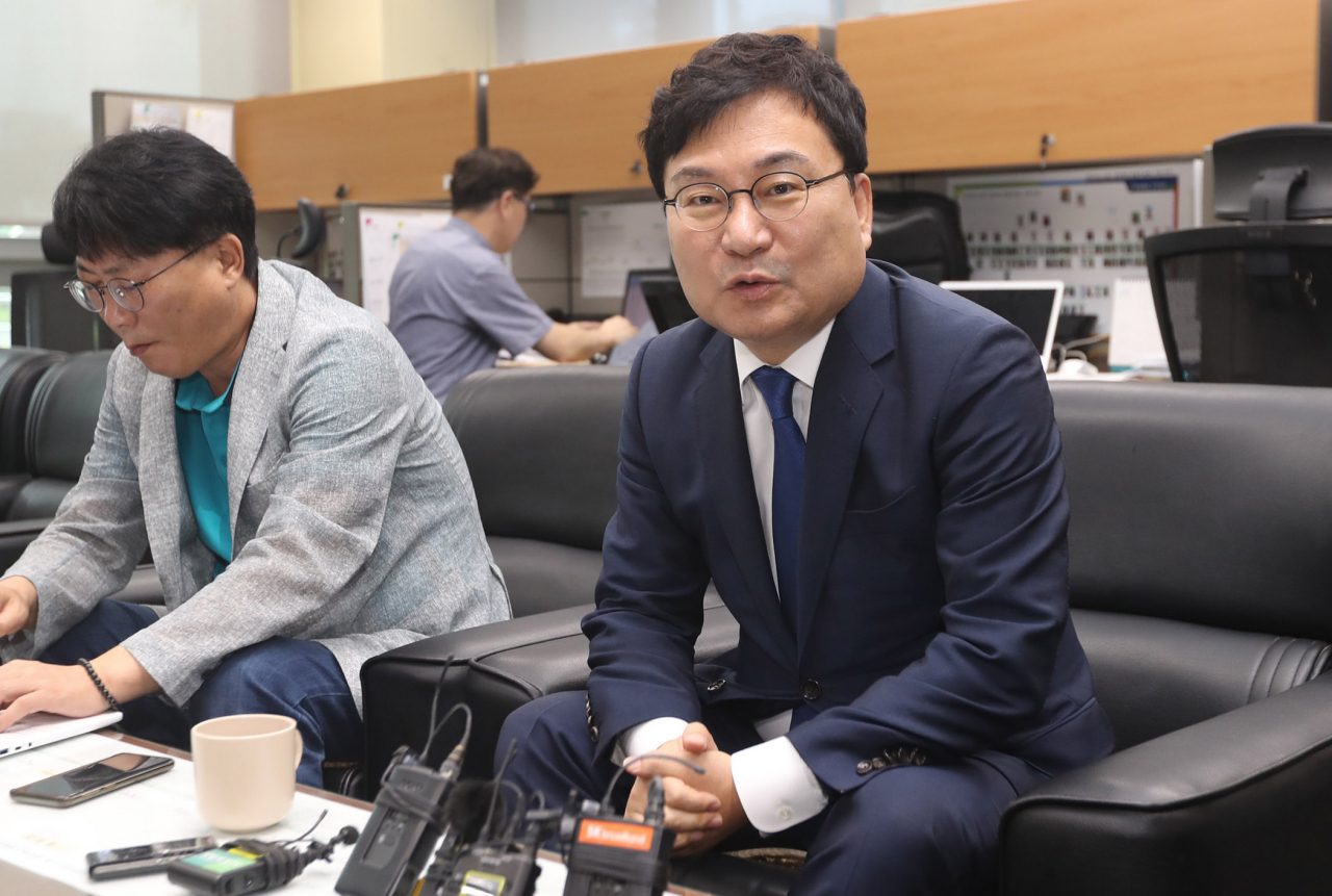 이상직 더불어민주당 전북도당 위원장 후보자가 28일 전북도의회에서 기자간담회를 열고 위기에 직면한 이스타항공에 대한 소견을 밝히고 있다. [연합]