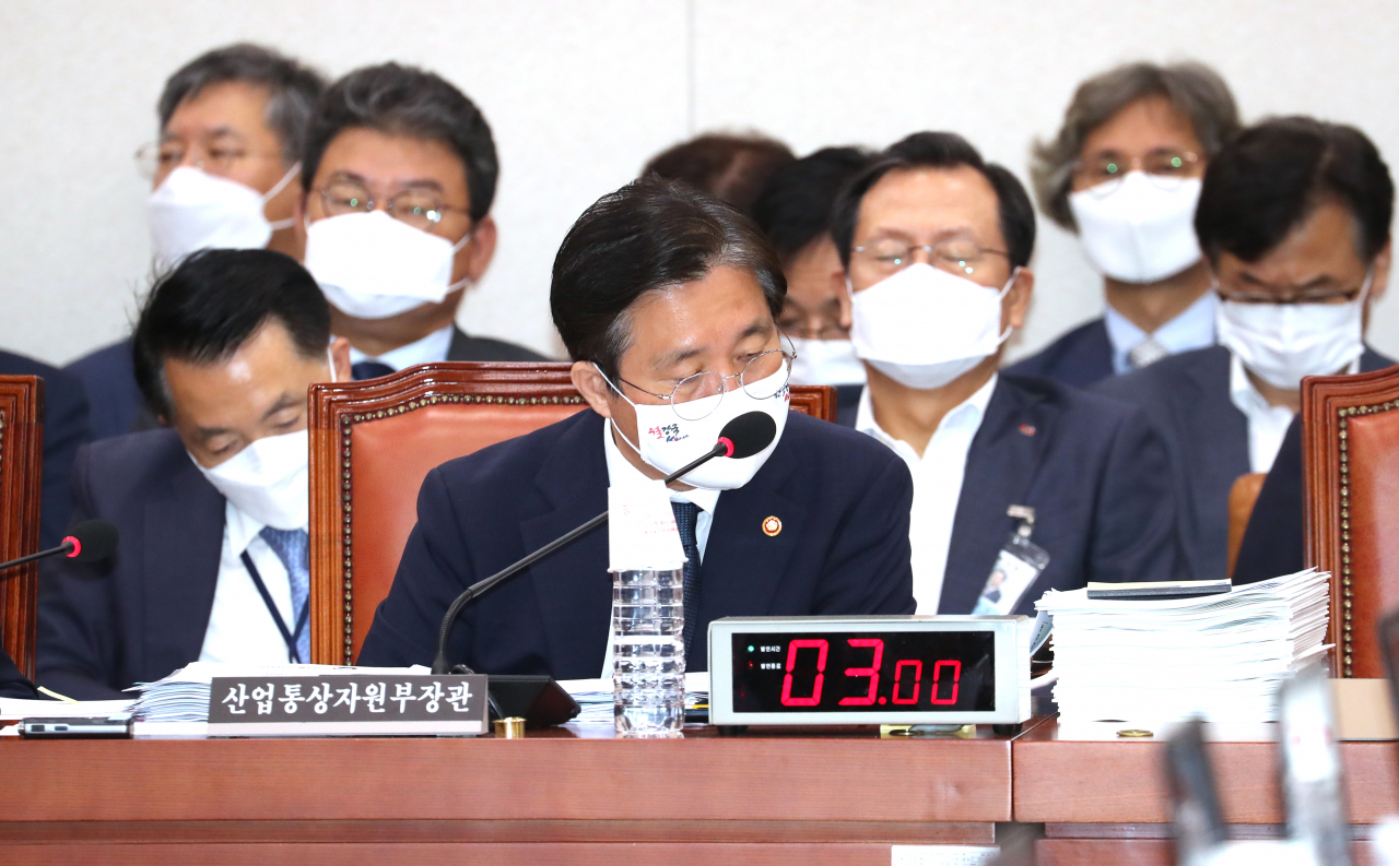 성윤모 산업통상자원부 장관이 28일 오전 서울 여의도 국회에서 열린 산업통상자원중소벤처기업위원회 전체회의에 참석해 있다. [연합]