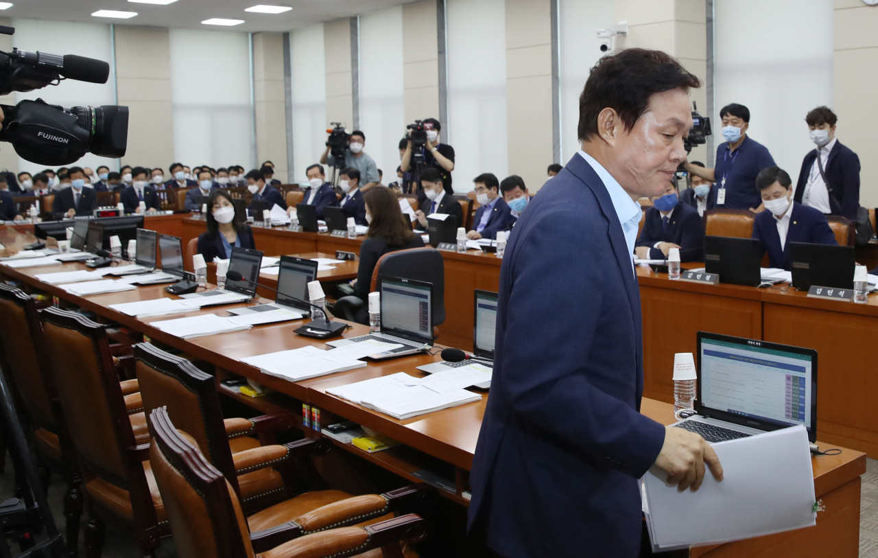 박완수 행정안전위원회 미래통합당 간사가 28일 법안상정에 반대하며 서울 여의도 국회에서 열린 행정안전위원회 전체회의에서 퇴장하고 있다. [연합]
