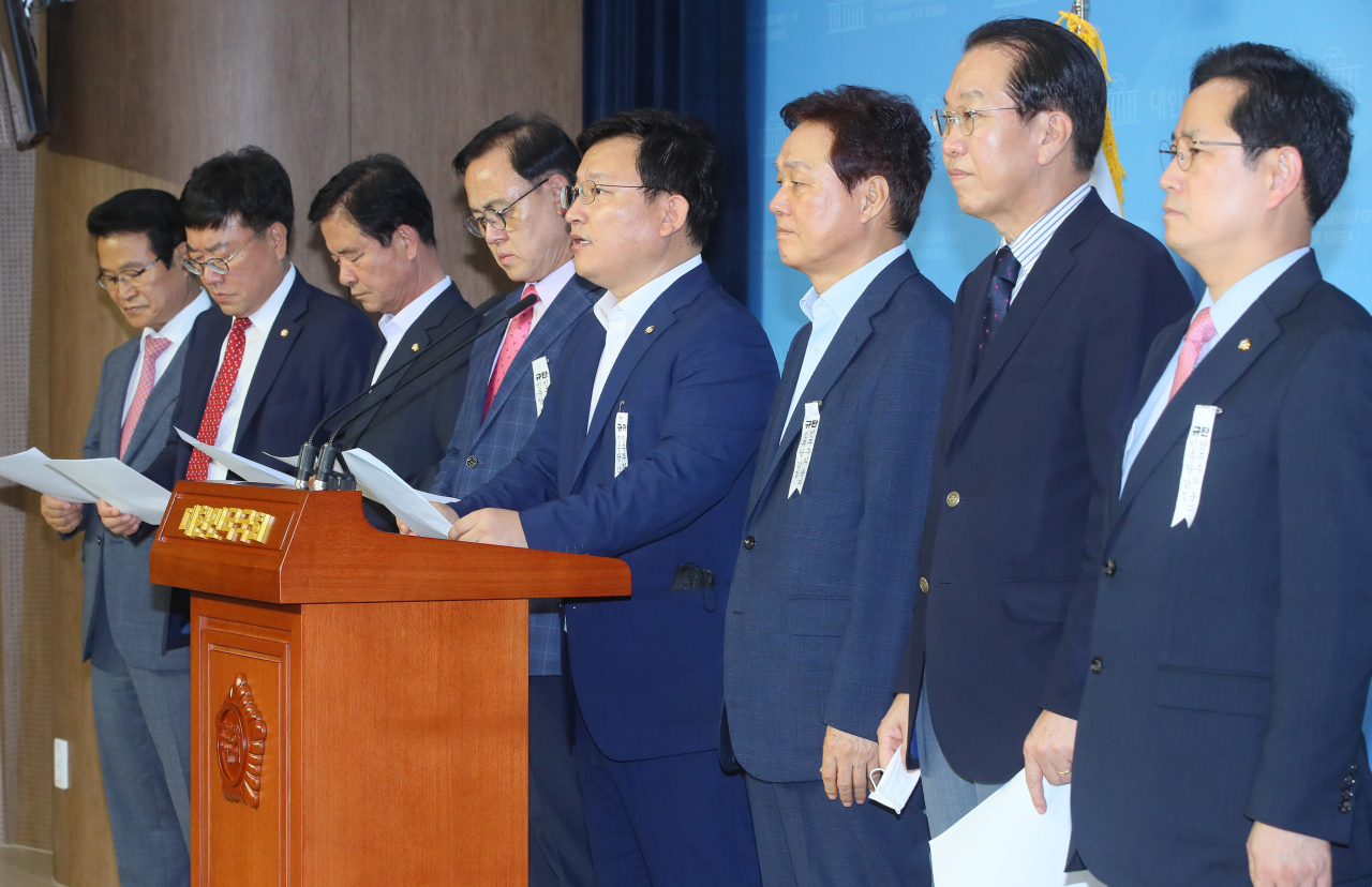 국회 행정안전위원회 소속 미래통합당 박완수 간사, 권영세, 김용판, 박수영 의원 등이 28일 국회 소통관 기자회견장에서 "여야 협의없이 의사일정을 변경하고 부동산세와 관련한 지방세법 개정안을 상임위에 상정했다"며 더불어민주당을 규탄하고 있다. [연합]