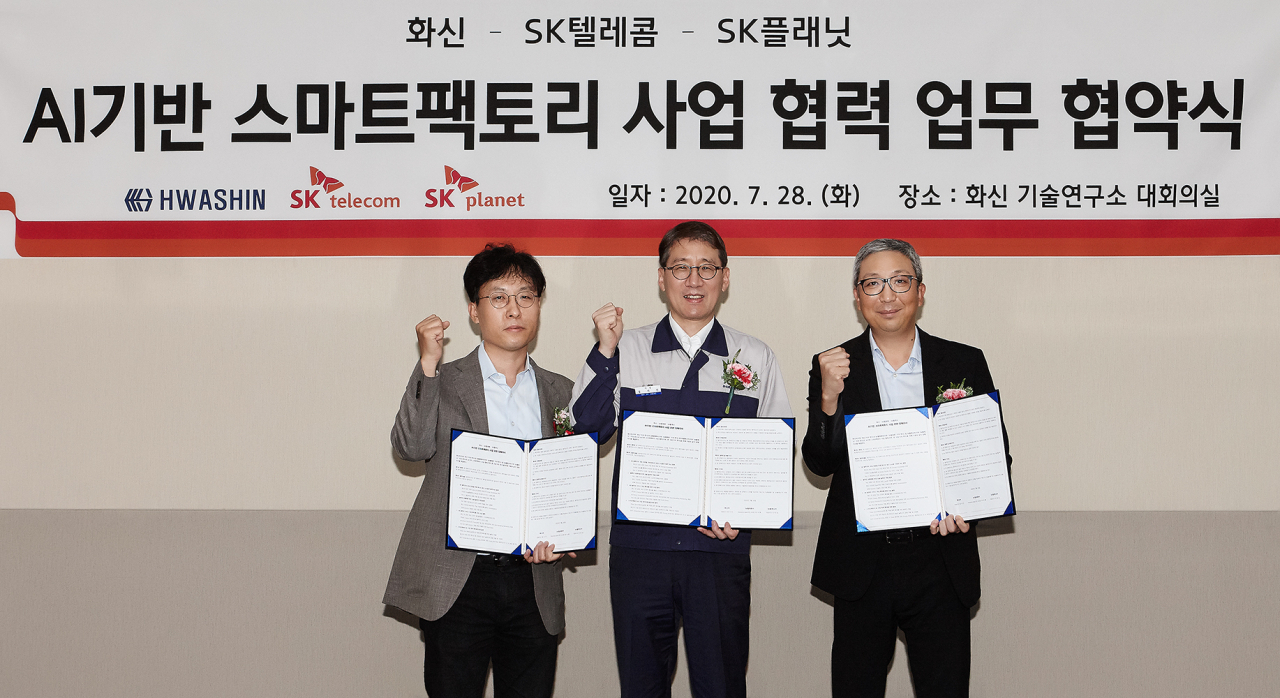 SK텔레콤이 SK플래닛, 국내 자동차 샤시 제조기업 화신과 함께 'AI 기반 스마트팩토리 사업 협력'을 위한 업무 협약을 체결했다고 28일 밝혔다. 사진은 업무 협약식에 참석한 최낙훈 SK텔레콤 인더스트리얼 데이터 사업 유닛장(왼쪽), 정서진 화신 대표(가운데), 이한상 SK플래닛 대표(오른쪽)의 모습 [SK텔레콤 제공]